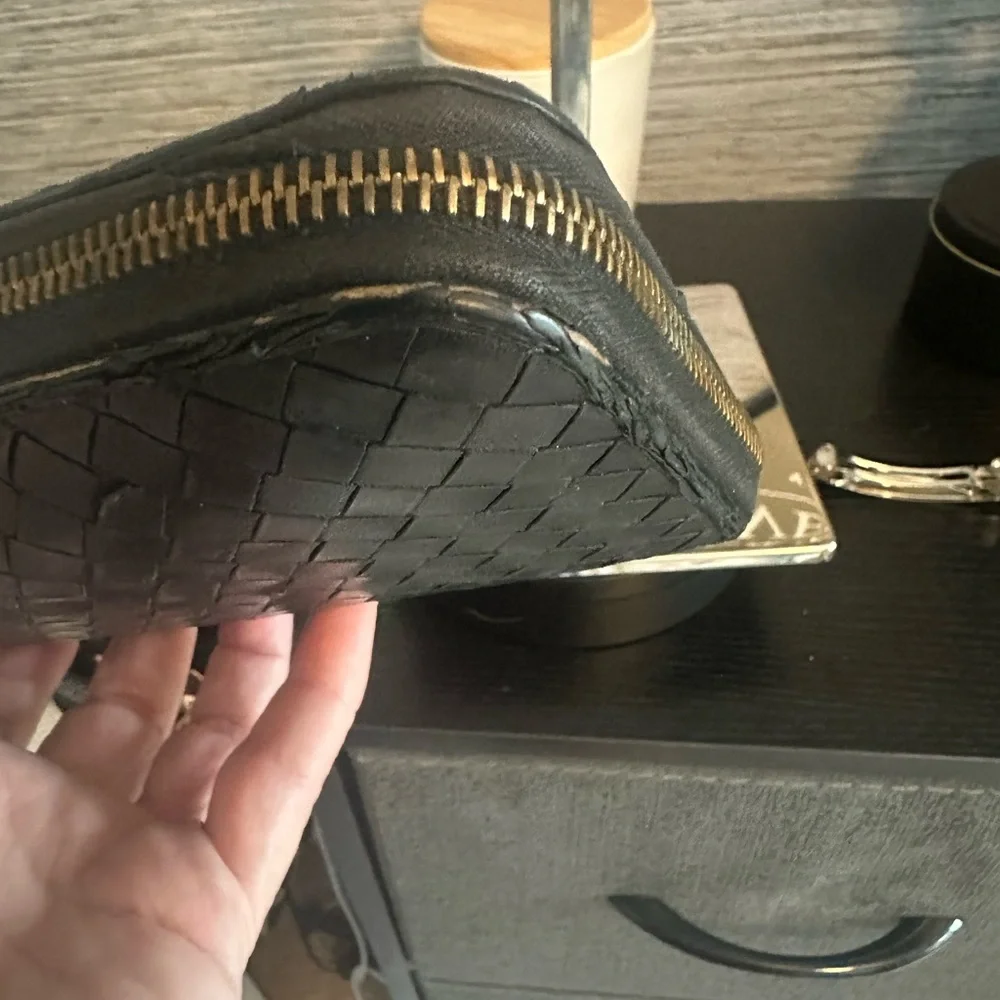 Bottega Veneta Black Woven Wallet - Picture 7 of 9